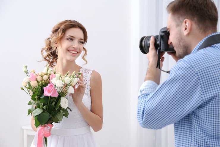 Фотограф снимает девушку с красивым букетом цветов.Фото mallina-studio.com Картинка. Фотограф снимает девушку с красивым букетом цветов.Фото mallina-studio.com