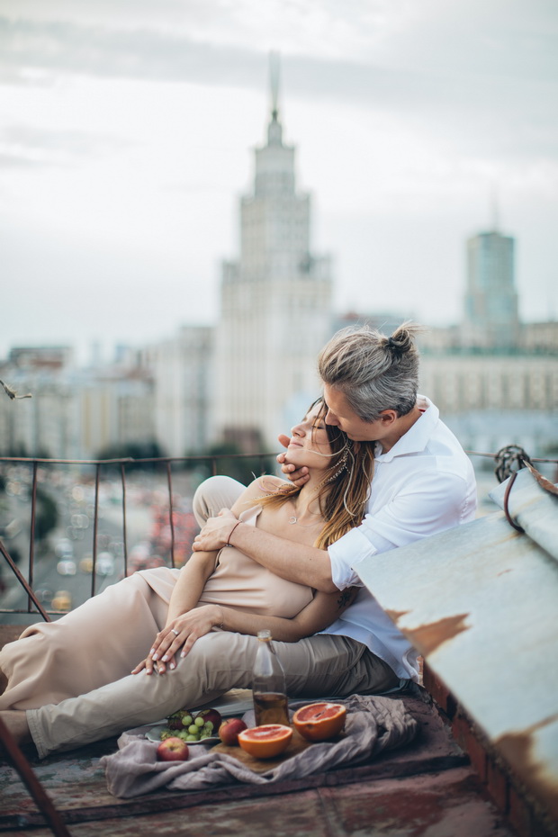 Девушка и мужчина обнимаются на крыше